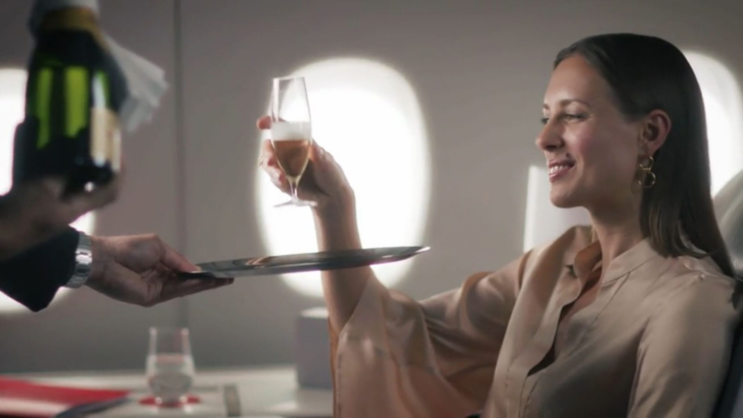 Extraits d'une vidéo de promotion d'Air France pour sa première classe. Si la haute noblesse louis-quatorzienne et versaillaise voyait ça, ne serait-elle pas jalouse ?